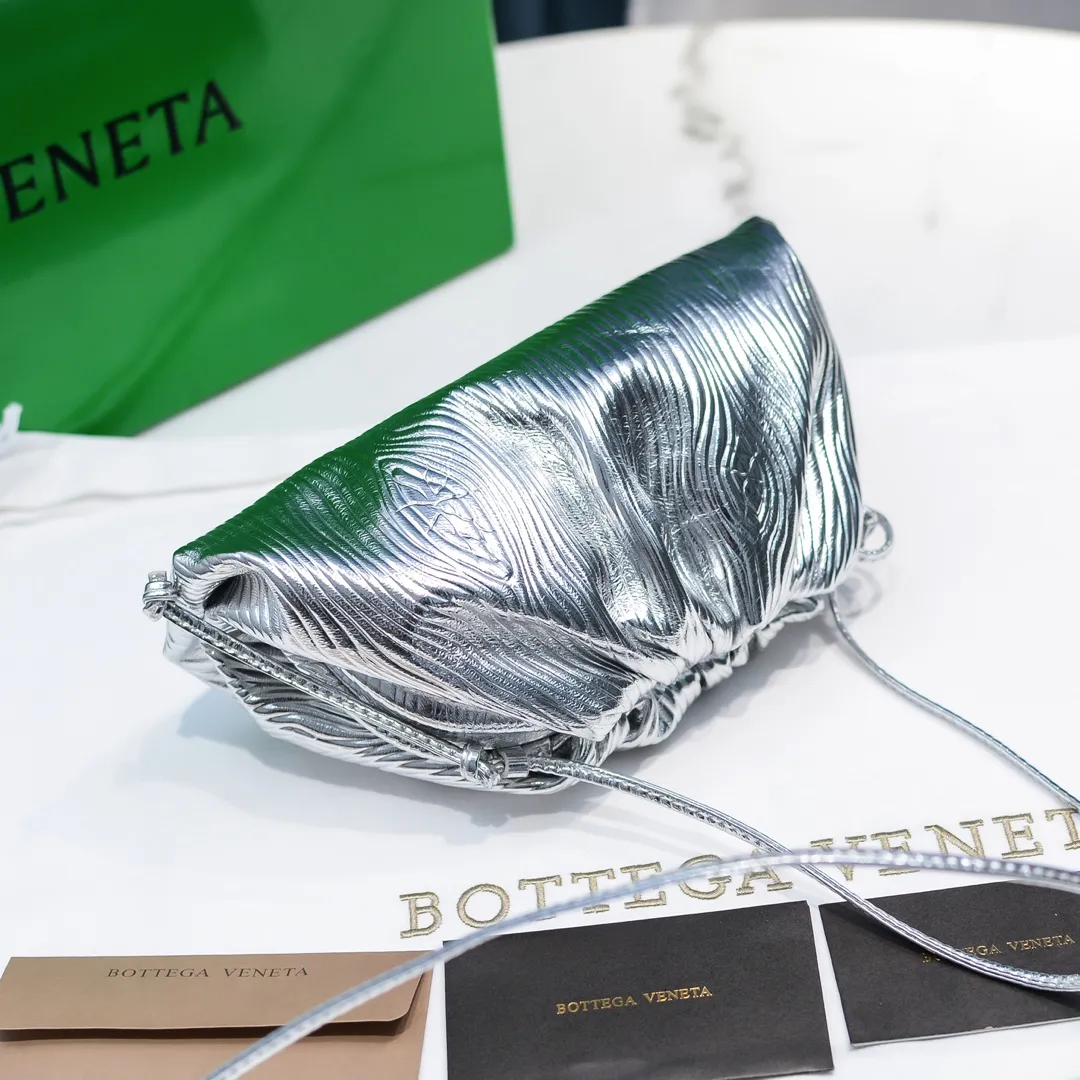 Batch 1120 Actual shot👇2020 New colors on Xiaoyunduo Authentic Italian original Bottega Veneta This Pouch clutch bag is one of the first designs created by designer Daniel in BV. It has a simple soft silhouette bag body without any unnecessary decoration. It has a very elegant and high-end texture when you hold it casually in your hand. The more you look at it, the more you will be fascinated by it. Counter quality size: 22*12.7cm (small cloud embossed silver)